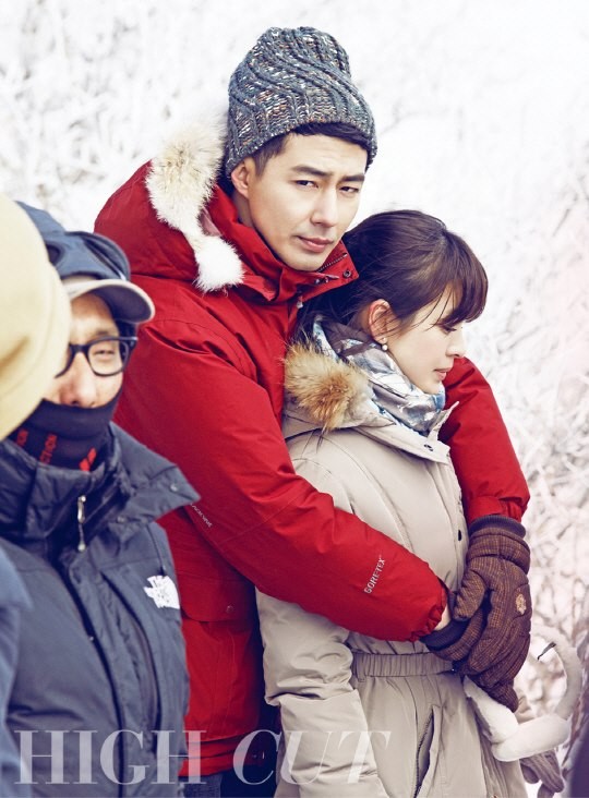 That Winter, The Wind Blows còn đề cập đến những bi kịch u uất trong lòng của nhân vật nữ của Song Hye Kyo, một cô nàng tiểu thư xuất thân trong một gia đình giàu có, đồng thời là người thừa kế duy nhất của chủ một công ty lớn.